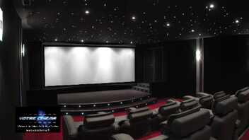 VOTRE CINEMA présente une salle de cinéma privée de 19 places
